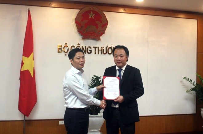 Bộ trưởng Công Thương Trần Tuấn Anh trao quyết định cho ông Trần Hữu Linh
