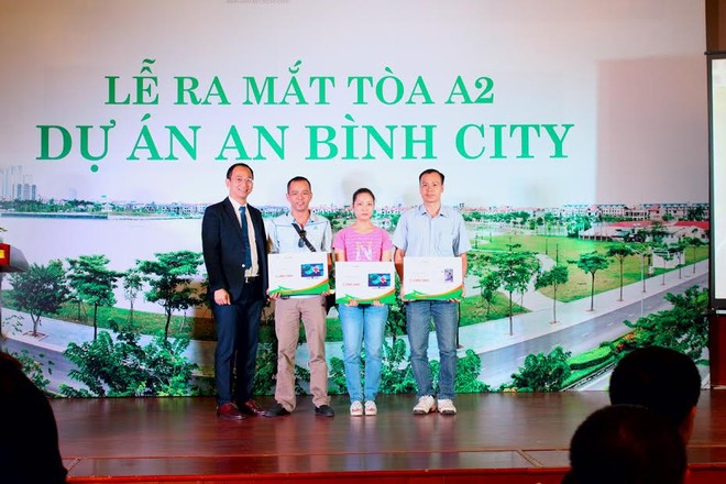 Các khách hàng may mắn trúng giải thưởng giá trị tại lễ mở bán Tòa A2 An Bình City