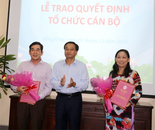 Chủ tịch Ủy ban nhân dân tỉnh Đồng Tháp Nguyễn Văn Dương đã trao quyết định bổ nhiệm Giám đốc Sở Công Thương và Phó Giám đốc Sở Lao động – Thương binh và Xã hội. Ảnh Đongthap.gov.vn 