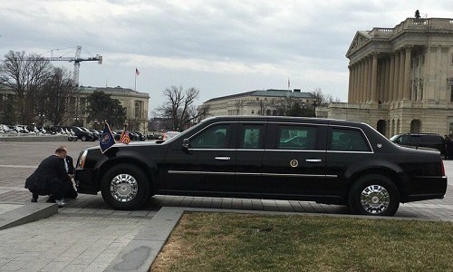 "Quái thú" đang đổi biển số, một phần trong quá trình chuyển giao quyền lực. Ảnh: Reuters