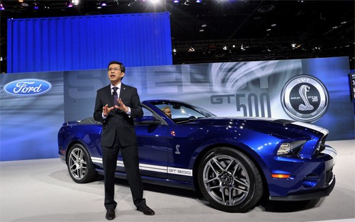 Tăng Thái Hậu giới thiệu mẫu Ford Mustang Shelby GT500 đời 2013.