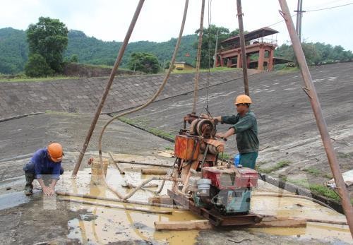 Khoan thăm dò chất lượng thân đập chính hồ Núi Cốc để xây dựng phương án gia cố, sửa chữa. Ảnh:TTXVN