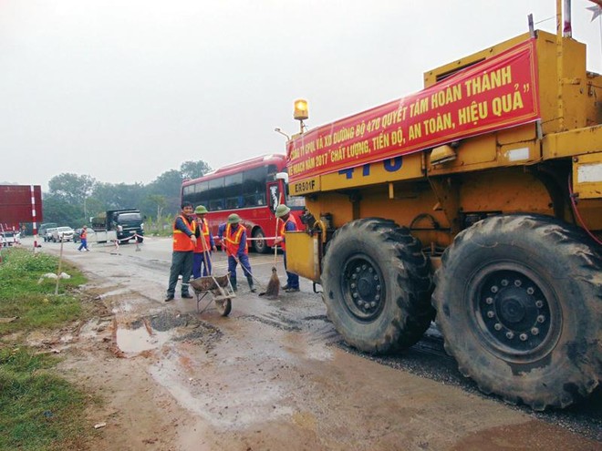 Dự án Cải tạo, nâng cấp Quốc lộ 6 sử dụng vốn vay WB đang được các nhà thầu triển khai thi công. Ảnh: Anh Minh