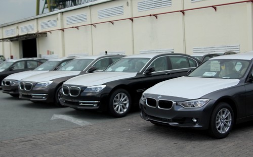 Một lô xe BMW tại cảng.