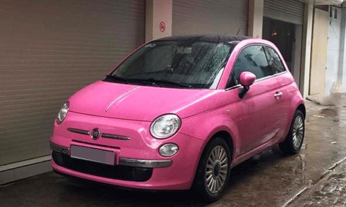 Một mẫu Fiat 500 đời 2010 rao bántại Sài Gòn. Ảnh:Nguyễn Đức.