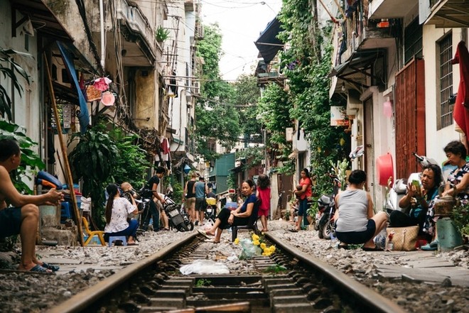 Cuộc sống hàng ngày của người dân bên đường tàu Hà Nội