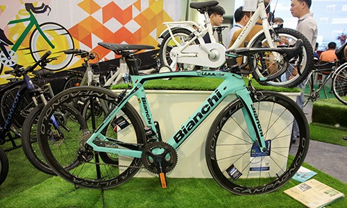 Xe đạp Bianchi Oltre XR 4 giá 410 triệu đồng tại Việt Nam. Ảnh:Lương Dũng.