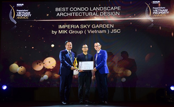 Tổng giám đốc MIKGroup Nguyễn Vĩnh Trân (ngoài cùng bên trái) nhận giải thưởng cho Dự án  Imperia Sky Garden.