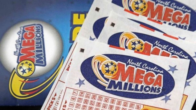 Giải độc đắc của xổ số Mega Millions chạm ngưỡng kỷ lục 1,6 tỷ USD, người dân tranh nhau đi mua vé số.