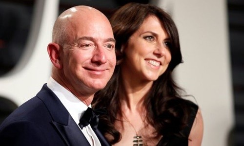 Jeff Bezos và MacKenzie tại bữa tiệc ở California năm 2017. Ảnh:Reuters.