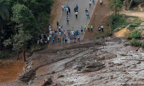 Bùn lầy tràn ra đường sau vụ vỡ đập. Ảnh:Reuters.