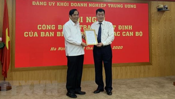 Đồng chí Nguyễn Thanh Bình, Ủy viên Trung ương Đảng, Phó Trưởng ban Thường trực Ban Tổ chức Trung ương trao quyết định phân công, điều động đồng chí Nguyễn Đức Phong làm Phó Bí thư Đảng ủy Khối Doanh nghiệp Trung ương. (Ảnh: Việt Đức/TTXVN).