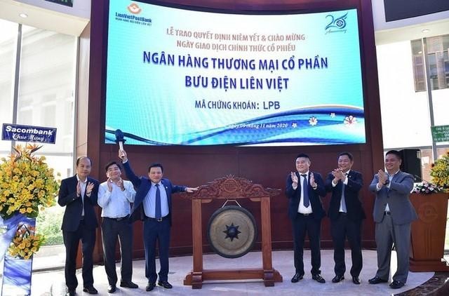 Ông Nguyễn Đức Thụy tham gia đánh cồng chào sàn HoSE cùng Ban Lãnh đạo LienVietPostBank