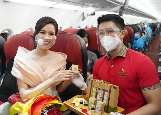 Cùng Hoa hậu Đỗ Thị Hà đón ngày 20/10 đặc biệt trên tàu bay Vietjet