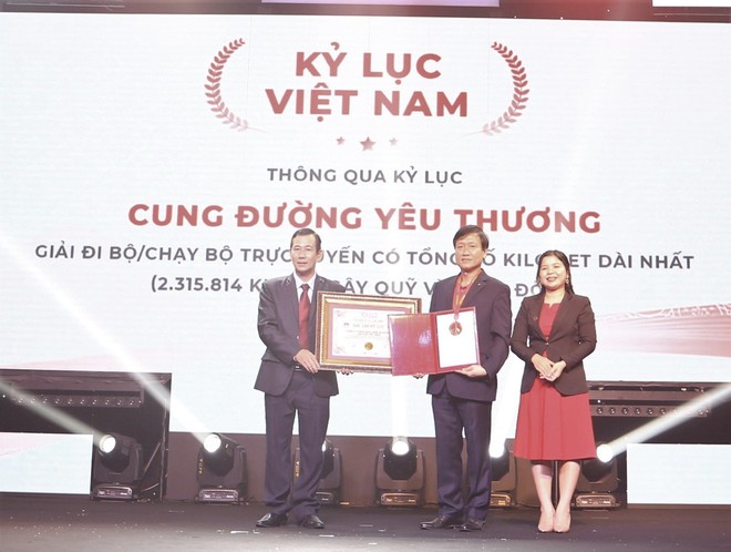 Ông Dương Duy Lâm Viên - Tổng thư ký Trung ương Hội Kỷ lục gia Việt Nam, Giám đốc Điều hành Tổ chức Kỷ lục Việt Nam VietKings, trao Chứng nhận xác lập Kỷ lục Việt Nam cho ông Trần Đình Quân (giữa), Chủ tịch kiêm Tổng giám đốc Dai-ichi Life Việt Nam.