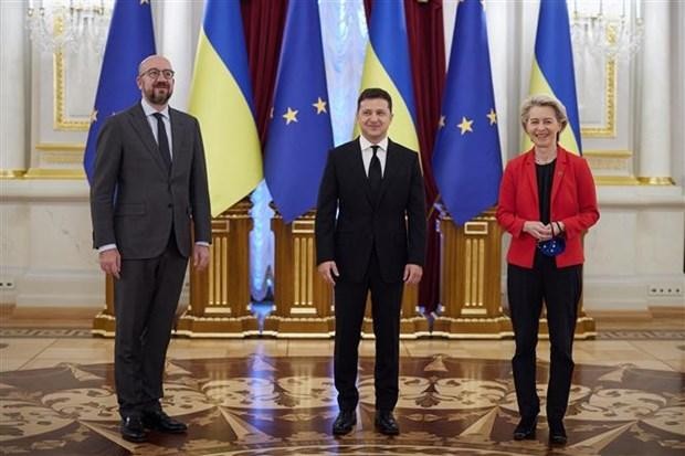 Tổng thống Ukraine Volodymyr Zelensky (giữa), Chủ tịch Hội đồng châu Âu Charles Michel (trái) và Chủ tịch Ủy ban châu Âu Ursula von der Leyen tại hội nghị thượng đỉnh Ukraine-Liên minh châu Âu ở Kiev, ngày 12/10/2021. (Ảnh: AFP/TTXVN) 