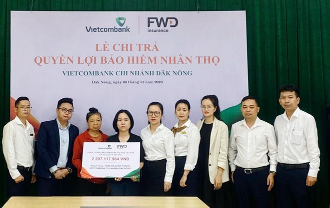 Đại diện Vietcombank Đăk Nông và FWD thực hiện chi trả quyền lợi bảo hiểm cho khách hàng