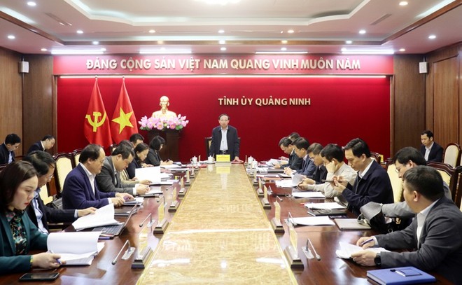 Ông Nguyễn Xuân Ký, Bí thư Tỉnh ủy Quảng Ninh chủ trì cuộc họp về triển khai các dự án đầu tư tại KCN Sông Khoai, thị xã Quảng Yên. Ảnh: Thu Chung