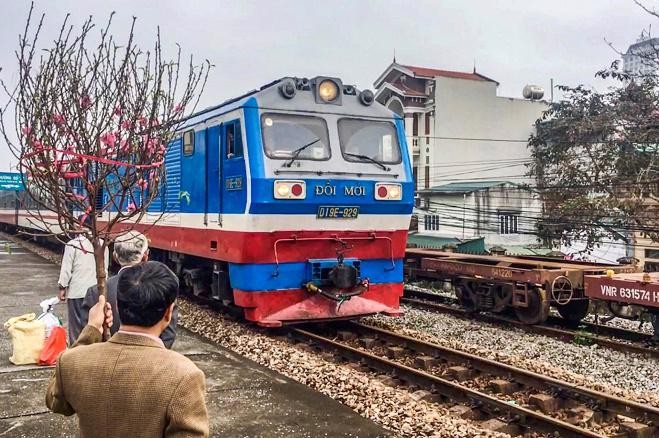 Ngành đường sắt áp dụng nhiều chính sách để khuyến khích người dân đi tàu Tết như: ưu đãi để hỗ trợ hành khách đi tàu như giảm giá cho các đối tượng chính sách xã hội, công đoàn, hành khách có thẻ khách hàng; giảm 3% giá vé cho các đoàn tàu xuất phát tại ga Sài Gòn.