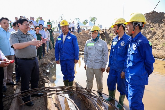 Thủ tướng Phạm Minh Chính chúc tết, động viên công nhân thi công đường Vành đai 3, TP.HCM đoạn qua TP. Thủ Đức - Ảnh: VGP/ Nhật Bắc