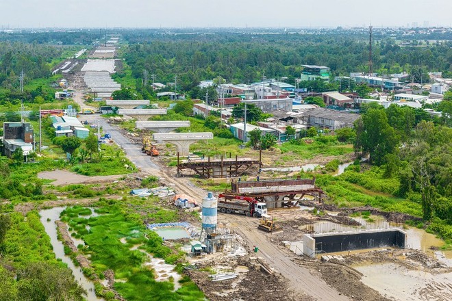 Một số dự án BT được đề xuất đầu tư sẽ nối với tuyến đường Vành đai 3 đoạn qua huyện Hóc Môn đang được xây dựng - Ảnh: L.M