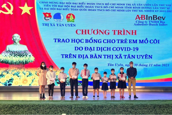 Anh Trương Văn Toàn (Giám đốc Pháp lý, Đối ngoại và truyền thông Công ty TNHH Bia Anheuser-Busch InBev) và chị Đinh Ngọc Thúy Vy (Phụ trách truyền thông) trao học bổng cho các trẻ em mồ côi tại thị xã Tân Uyên.