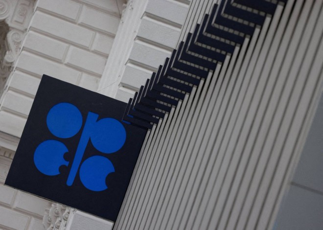 OPEC+ tiếp tục trì hoãn kế hoạch tăng sản lượng thêm một tháng