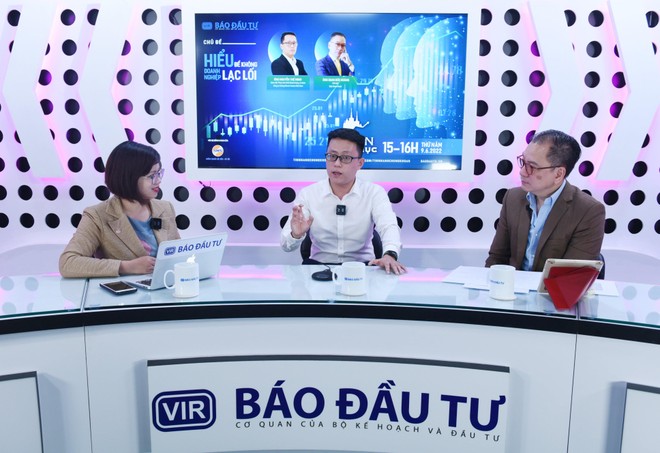 Ông Nguyễn Thế Minh, Giám đốc phân tích Công ty Chứng khoán Yuanta Việt Nam (áo trắng) đang trao đổi tại Talkshow Chọn Danh mục - kỳ 7 với chủ đề “Hiểu doanh nghiệp để không lạc lối”. Ảnh: Dũng Minh