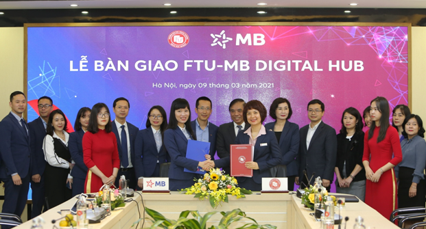 Bà Trần Thị Bảo Quế, thành viên Ban điều hành MB và PGS.TS Phạm Thu Hương, Phó Hiệu trưởng FTU tại lễ bàn giao “FTU-MB Digital Hub”