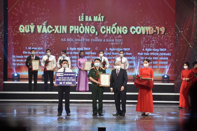 Ông Trần Minh Đạt – P.TGĐ MB trao tặng số tiền 60 tỷ cho Quỹ Vaccine phòng COVID-19