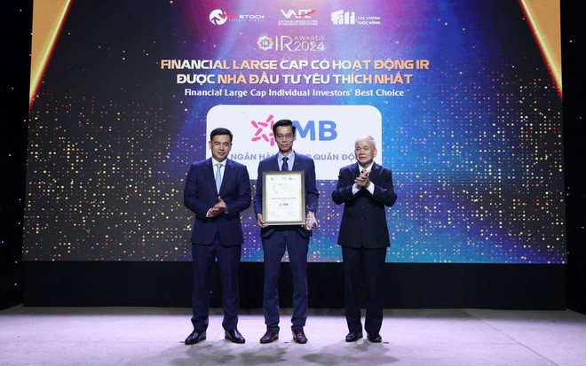 Ông Đàm Nhân Đức – Kinh tế trưởng đại diện MB nhận giải thưởng Financial Large Cap có hoạt động IR được Nhà đầu tư yêu thích nhất