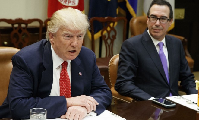 Tổng thống Mỹ Donald Trump và Bộ trưởng Tài chính Mỹ Steven Mnuchin. Ảnh: AP.