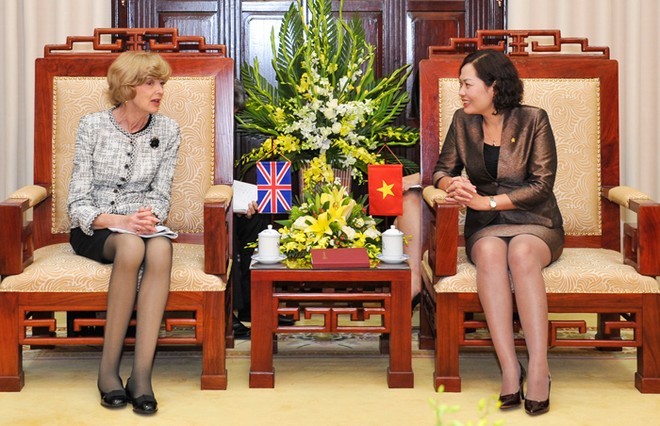 Phó thống đốc NHNN Nguyễn Thị Hồng tiếp xã giao Thị trưởng Trung tâm tài chính London Fiona Woolf