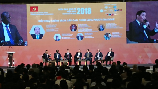 Thủ tướng Chính phủ trao đổi tại Diễn đàn Kinh tế Việt Nam 2018.