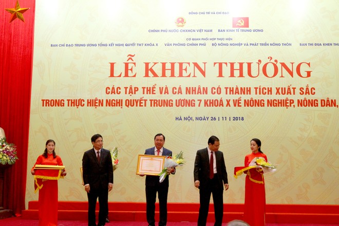 Đại diện Agribank, ông Tiết Văn Thành, Tổng Giám đốc nhận bằng khen