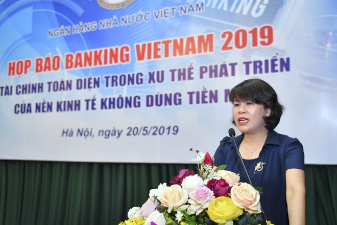 Bà Nguyễn Thị Hòa, Phó viện trưởng phụ trách Viện Chiến lược Ngân hàng, Ngân hàng Nhà nước Việt Nam phát biểu tại buổi Họp báo