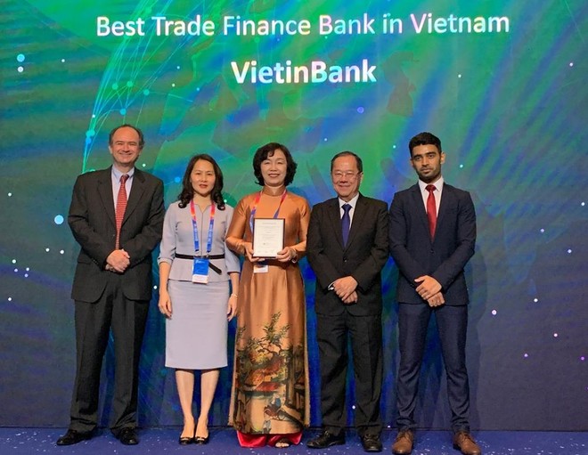 Bà Trần Thị Minh Đức nhận giải thưởng danh giá của The Asian Banker