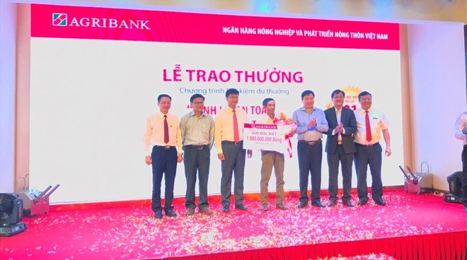 Agribank trao sổ tiết kiệm trị giá 1 tỷ đồng cho khách hàng