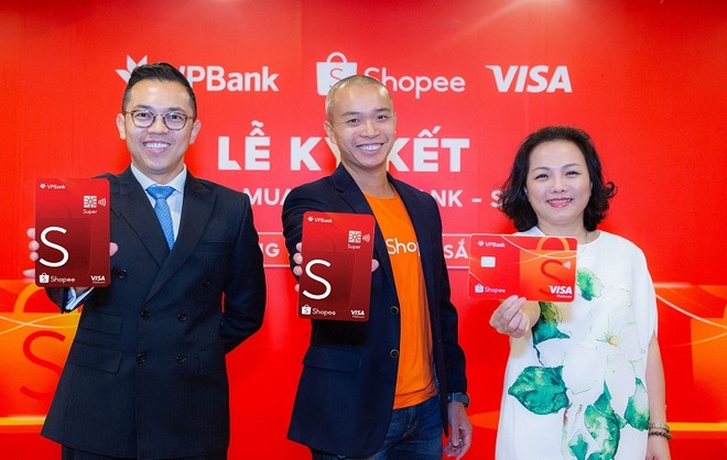 Đại diện ba bên Visa, Shopee và VPBank trong buổi ra mắt sản phẩm