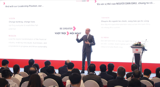 Ông Jens Lottner, Tổng Giám đốc Techcombank trình bày tại ĐHCĐ