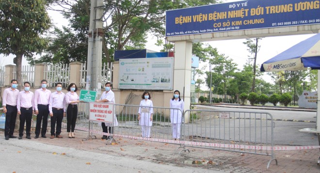 Để đảm bảo an toàn phòng chống dịch bệnh, Ngân hàng Chính sách xã hội trao quà cho đại diện Bệnh viện Nhiệt đới Trung ương (cơ sở 2 xã Kim Chung, huyện Đông Anh) bên ngoài trụ sở