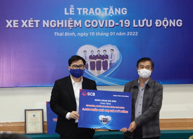 Ông Trương Khánh Hoàng, Quyền Tổng Giám đốc SCB trao bảng tượng trưng tặng 2.000 phần quà trị giá 01 tỷ đồng cho đại diện UBMTTQ Tỉnh Thái Bình, ông Nguyễn Văn Giang, Trưởng Ban Dân vận tỉnh, Chủ tịch UB MTTQ Tỉnh. 