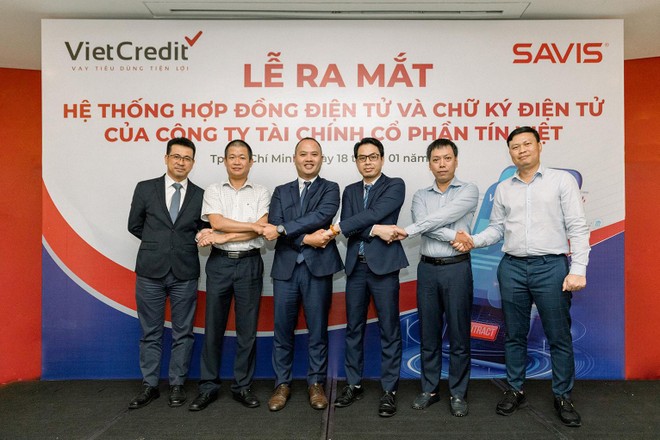 Đại diện VietCredit và đại diện SAVIS chụp hình lưu niệm tại sự kiện