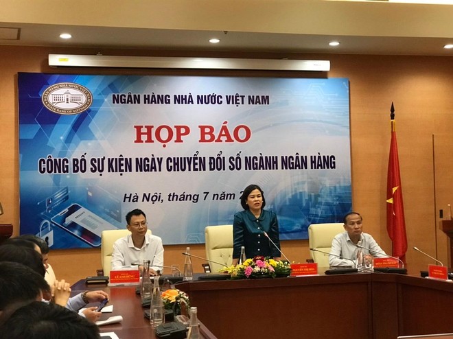 Ban chủ toạ điều hành buổi họp báo