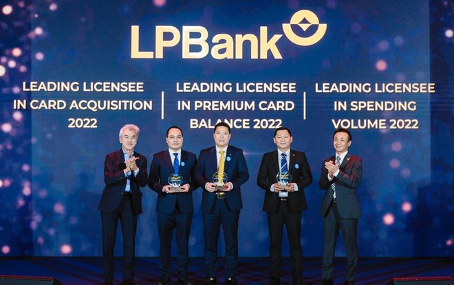 Đại diện LPBank, ông Nguyễn Văn Thùy - Phó chủ tịch thường trực HĐQT (ở giữa), ông Nguyễn Đình Ngân - PGĐ Phụ trách Khối Ngân Hàng Số (thứ hai từ trái sang) và ông Nguyễn Thanh Bình - Trưởng phòng Vận hành Ngân Hàng Số Khối CNTT (thứ hai từ phải sang) nhận giải thưởng của JCB trao tặng.