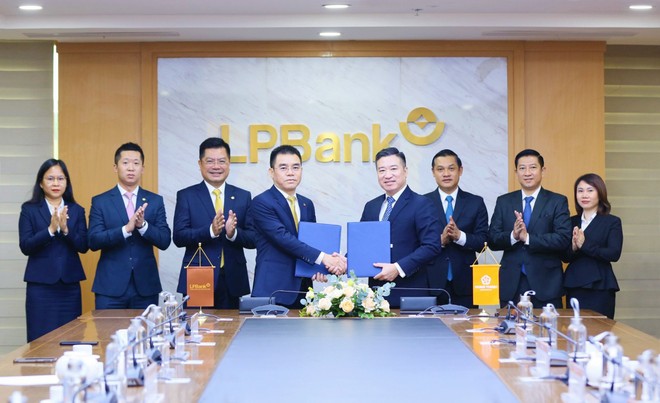 Ông Hồ Nam Tiến – Tổng Giám đốc LPBank (bên trái) và ông Nguyễn Đình Trung – Chủ tịch Tập đoàn Hưng Thịnh (bên phải) thực hiện ký kết hợp đồng tín dụng.