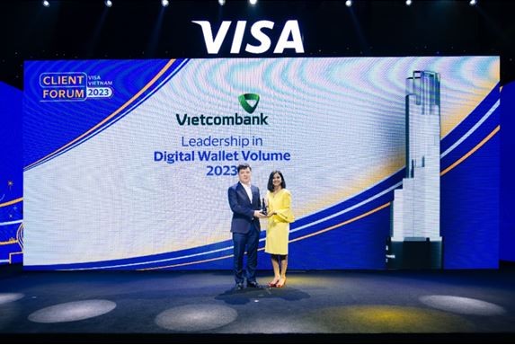 Ông Hồ Văn Tuấn, Phó Tổng Giám đốc Vietcombank (bên trái) nhận giải thưởng