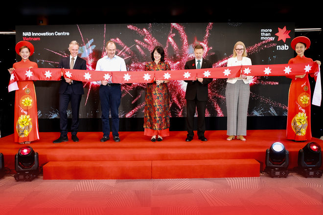 Lễ cắt băng khánh thành với sự tham gia của Ông Howard Silby, Tổng Giám đốc, NAB Innovation Centre Vietnam; ông Patrick Wright, Lãnh đạo cấp cao, Ngân hàng Quốc gia Úc; bà Trần Thị Hồng Lan, Phó Cục trưởng Cục Phát triển công nghệ và Đổi mới sáng tạo, Bộ Khoa học và Công nghệ; ông Andrew Goledzinoski, Đại sứ Úc tại Việt Nam và bà Sarah Hooper, Tổng Lãnh sự Úc tại TP. HCM.