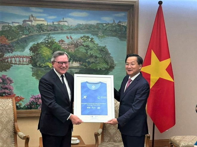 TS. José Viñals - Chủ tịch Standard Chartered tặng quà lưu niệm áo chạy mùa giải 2024 tới Phó Thủ tướng Chính phủ Lê Minh Khái