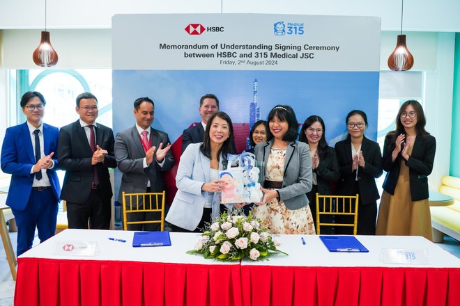 Bà Nguyễn Huỳnh Vân Vy, Tổng giám đốc 315 Medical và bà Luanne Lim, Tổng giám đốc HSBC Hồng Kông trao biên bản ký kết